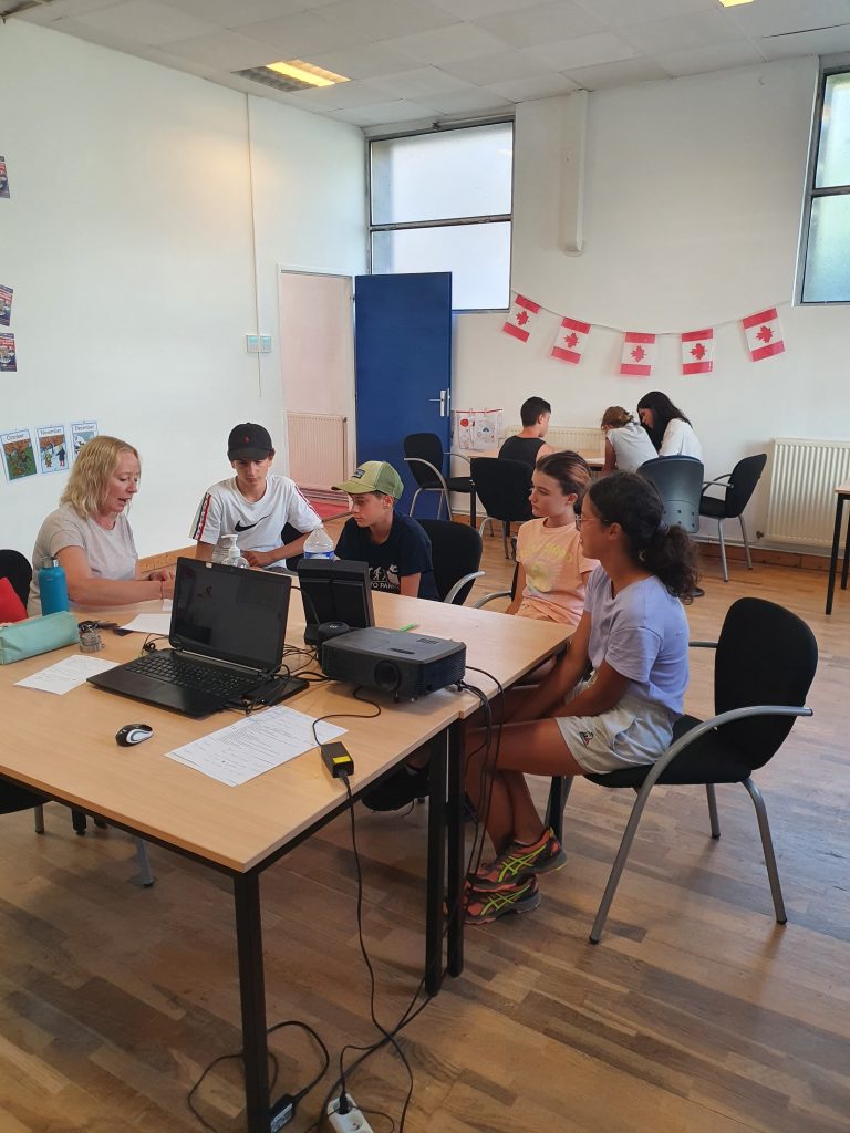 un groupe d'ados qui travaille sur leur sketch en Anglais pendant le stage d'été à Aix les Bains